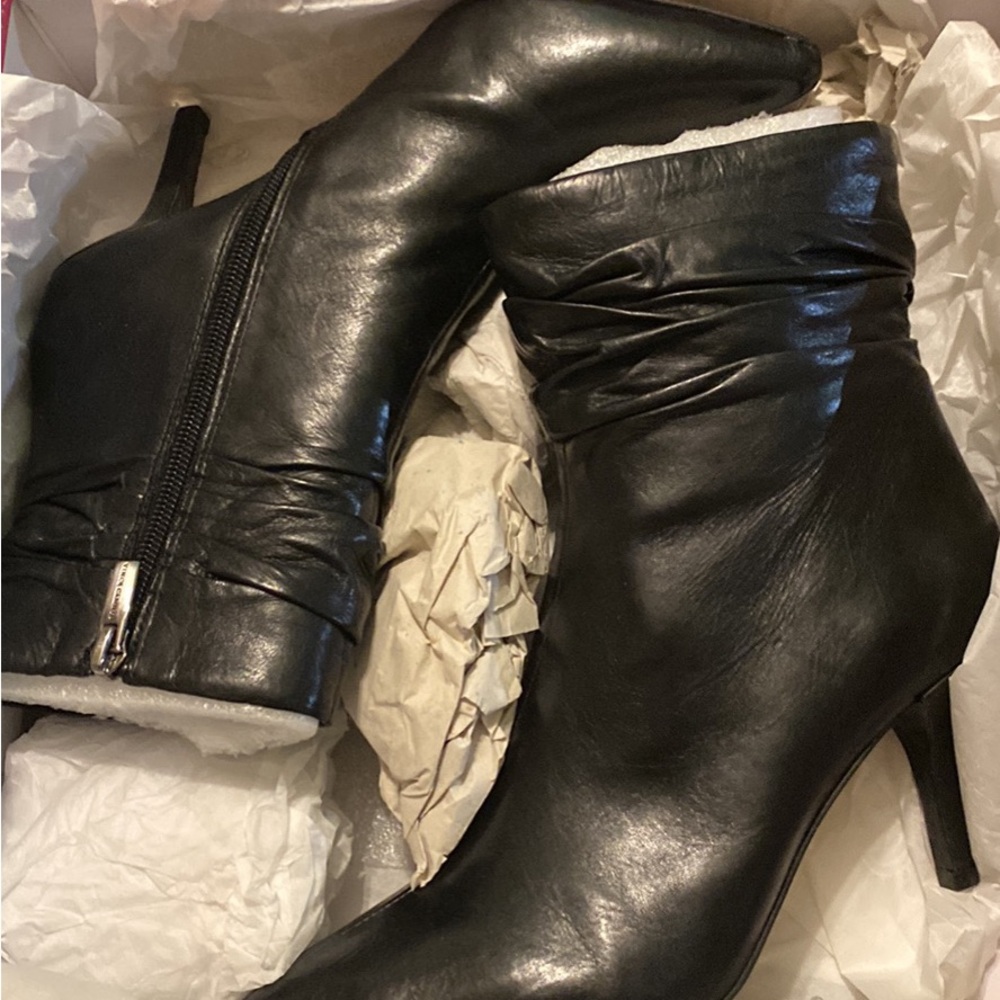 Vince Camuto Sleek Black Heeled Boots size 7 ladies